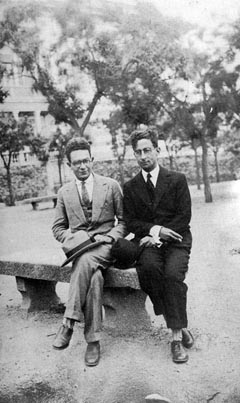 L'on. Giovanni Battista Melis, a sinistra, con lo scrittore Salvatore Satta (1929)