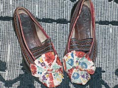 Scarpe tradizionali del costume femminile