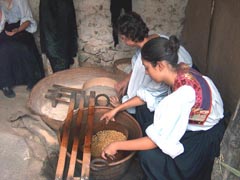 Donne a lavoro, dal grano alla farina