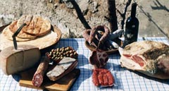 Tavola con vari prodotti tipici della zona
