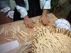 Preparazione de "sos maharrones a busa", col ferro per fare a maglia