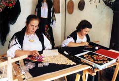 Due ricamatrici lavorano al fazzoletto, su muncadore, del costume femminile (foto Catte)