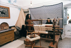 Tessitura. Due anziane donne lavorano al telaio (foto Catte)