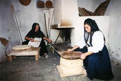 Preparazione del pane carasau, la seconda cottura (foto Catte)
