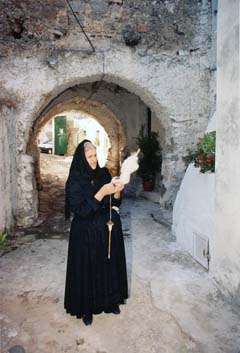 Anziana filatrice in un'antica corte del paese (foto Catte)